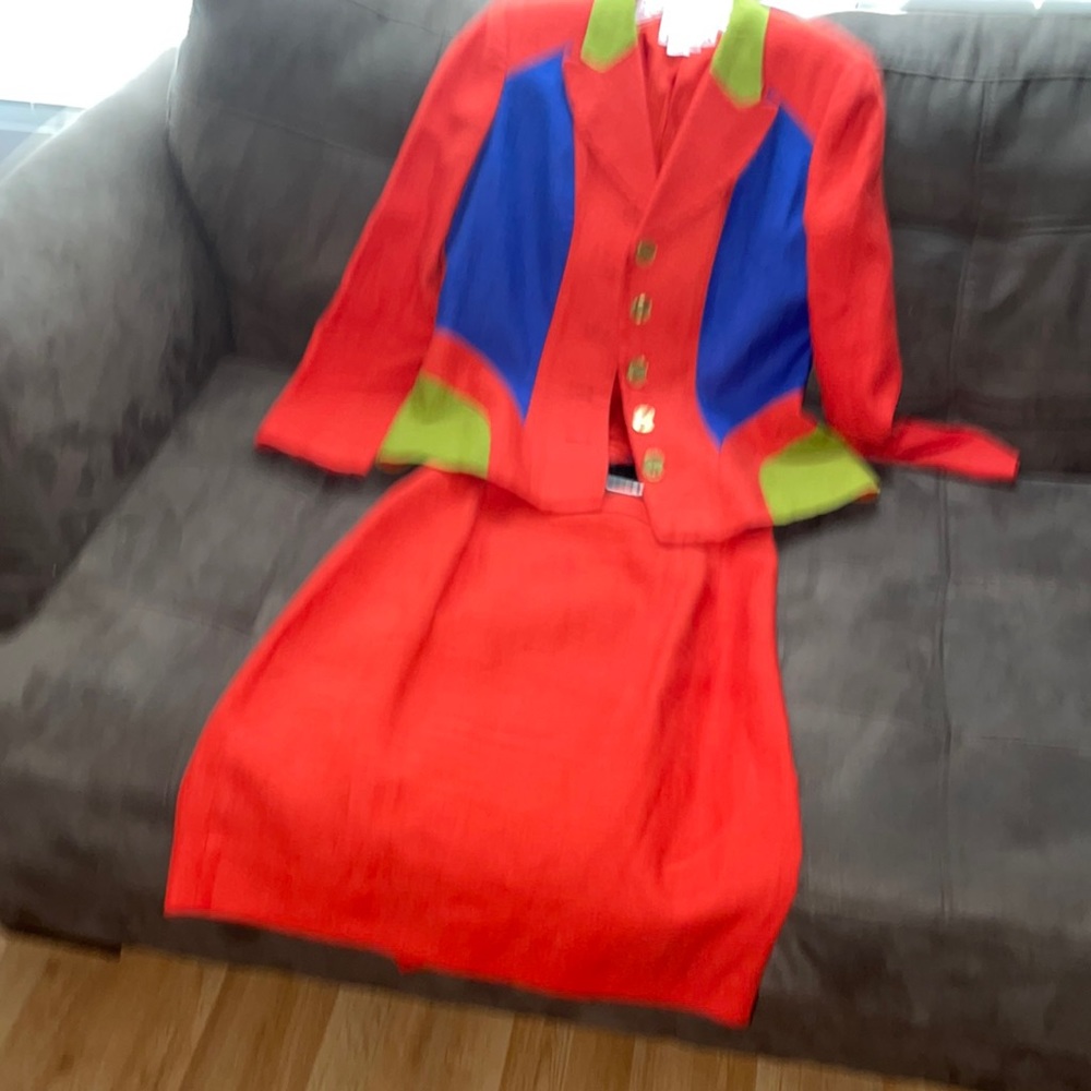 Vintage 2 pc Linen Suit size 10 jacket and skirt by Ricki Freeman for Teri Jon.